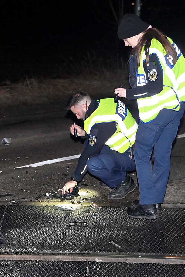 F&uuml;r die Unfallaufnahme waren die Bahnstrecke und die Stra&szlig;e f&uuml;r geraume Zeit gesperrt. Unfall S5