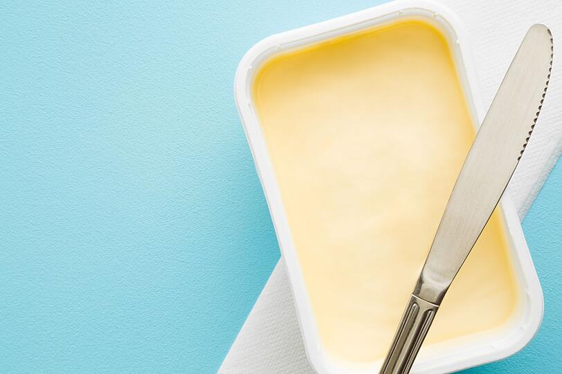 Ob Sie für Ihren Kuchen Butter oder Margarine verwenden, spielt im Ergebnis eigentlich keine Rolle. Selbst Öl eignet sich hervorragend als Ersatz. Wenn Sie hingegen stattdessen auf Mandelmus zurückgreifen, sollten Sie sich bewusst sein, dass sich der Geschmack der Teigware am Ende verändert. Die Konsistenz hingegen bleibt auch hier gleich. Ob Sie für Ihren Kuchen Butter oder Margarine verwenden, spielt im Ergebnis eigentlich keine Rolle. Selbst Öl eignet sich hervorragend als Ersatz. Wenn Sie hingegen stattdessen auf Mandelmus zurückgreifen, sollten Sie sich bewusst sein, dass sich der Geschmack der Teigware am Ende verändert. Die Konsistenz hingegen bleibt auch hier gleich.
