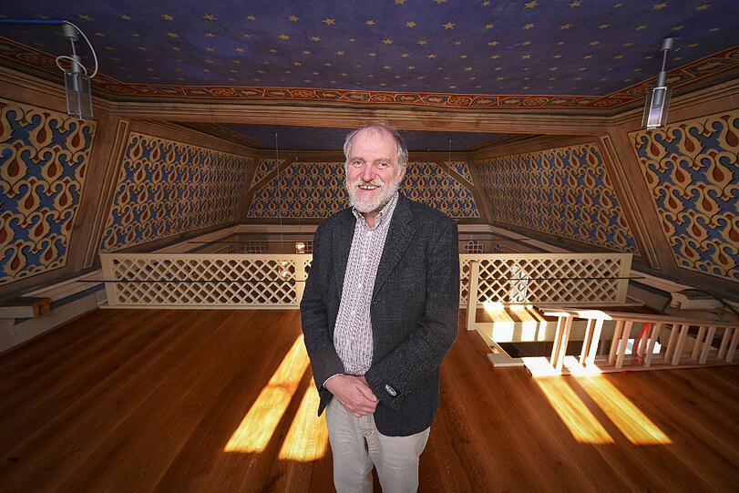 Reinhard Hüßner in der ehemaligen Synagoge, die er gemeinsam mit seiner Frau renoviert hat und nun bald beziehen will.