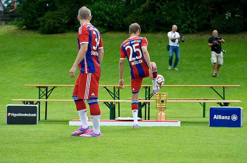 Thomas Müller zaubert noch ein wenig mit dem Ball, bevor die Mannschaft Aufstellung nimmt - zum Gruppenbild