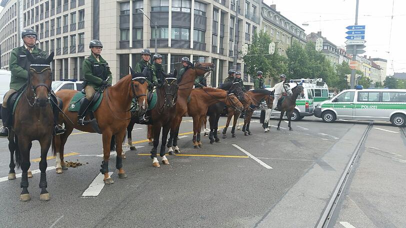 Derby-Stimmung in München: Unter Beobachtung der Polizei versammelten sich die Bayernfans am Vormittag im Tal. Vor dem Grünwalder Stadion kamen die Löwenfans dazu. Rund Tausend Polizisten sind im Einsatz.