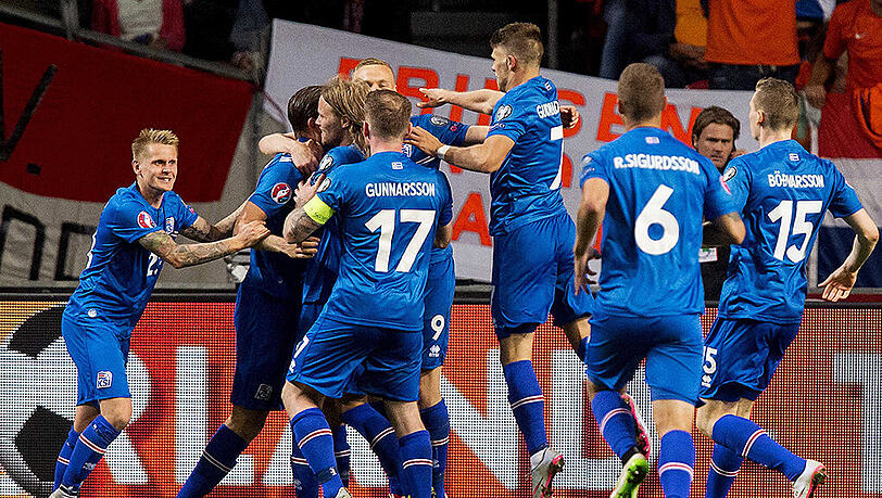Jubelnde Isländer nach dem 0:1 gegen die Niederlande im EM-Quali-Spiel. Jubelnde Isländer nach dem 0:1 gegen die Niederlande im EM-Quali-Spiel.