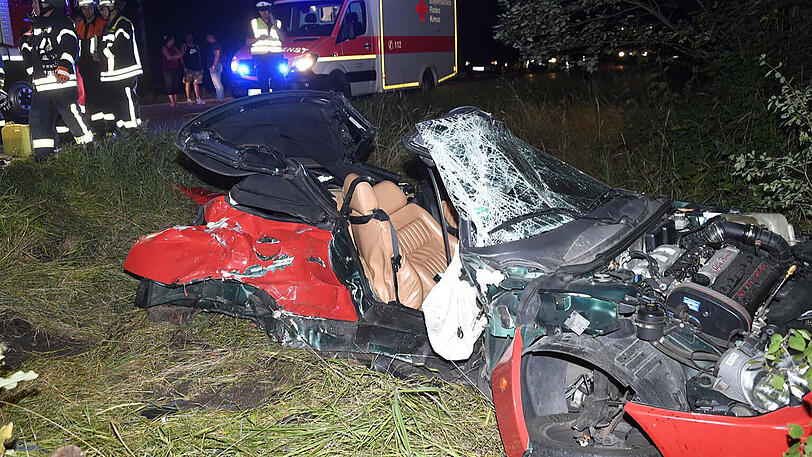 Auf einer Staatsstraße bei Erding kam es zu einem tödlichen Crash zwischen einem Alfa und einem BMW.