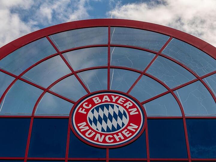 Das Logo des FC Bayern München. Foto: Peter Kneffel/dpa/Archivbild