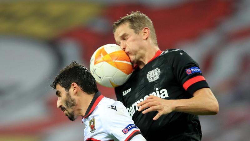 Nizzas Flavius Daniliuc und Lars Bender von Bayer Leverkusen (l-r.) in Aktion.