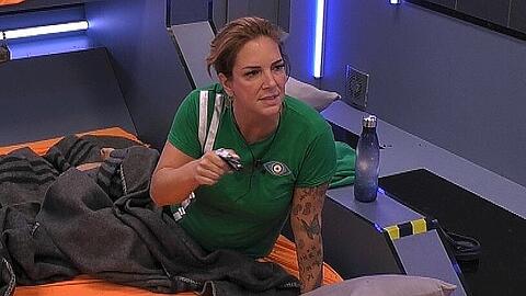 Auf der Raumstation kann man sich nicht aus dem Weg gehen. Daniela Büchner schießt gegen Ina Aogo.