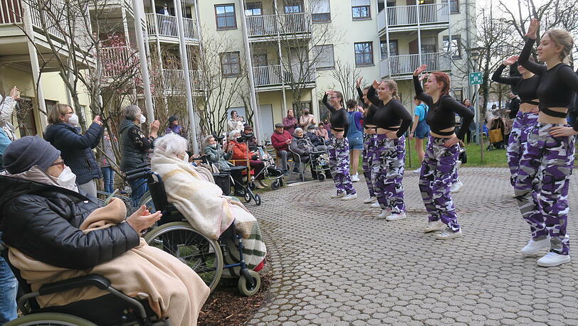 Sie bringt Freude - auch bei kühlen Temperaturen: Die Jugendgarde im Garten des BRK-Seniorenheims Pasing-Westkreuz. Sie bringt Freude - auch bei kühlen Temperaturen: Die Jugendgarde im Garten des BRK-Seniorenheims Pasing-Westkreuz.