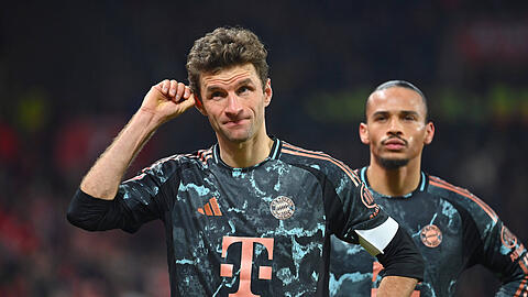 Thomas Müller (l.) und Leroy Sané sind zwei von vier Spielern, deren Verträge im Sommer auslaufen.