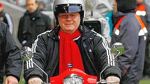 Ja, mir san mim Mofa da: Uli Hoeneß gibt Gas. Ja, mir san mim Mofa da: Uli Hoeneß gibt Gas.