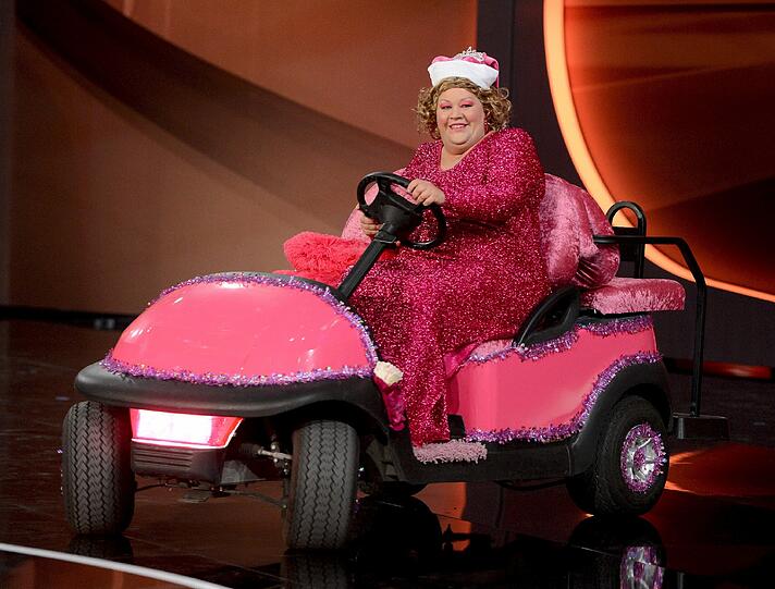 Moderatorin "Cindy aus Marzahn" fährt in einem Rosa Mobil. Foto: Sascha Baumann/ZDF/dapd