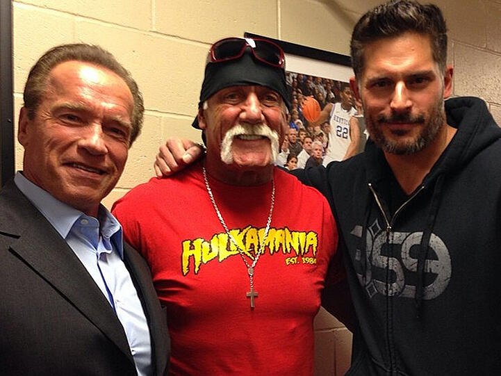 Schwarzenegger, Hogan und Mangianello vor ihrem WWE-Auftritt