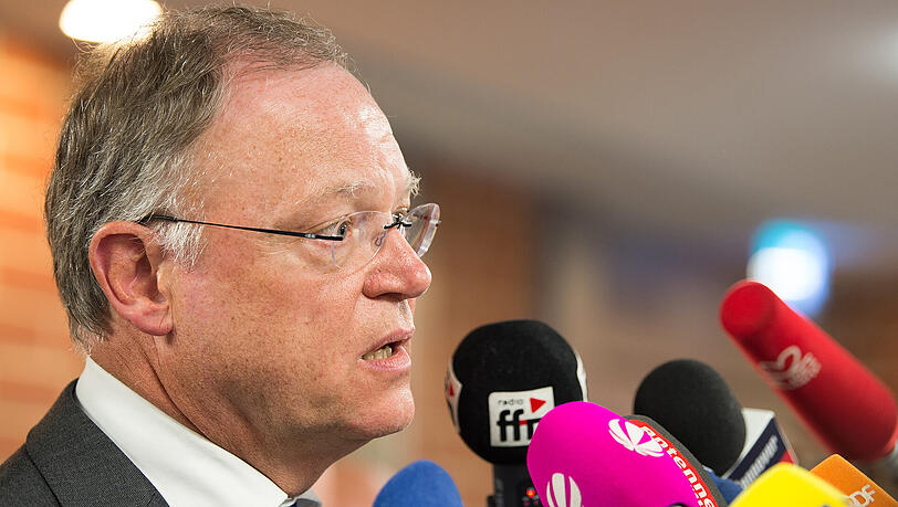 Regierungschef Weil spricht im Landtag in Hannover. Der neue niedersächsische Landtag soll am 15. Oktober gewählt werden. Regierungschef Weil spricht im Landtag in Hannover. Der neue niedersächsische Landtag soll am 15. Oktober gewählt werden.