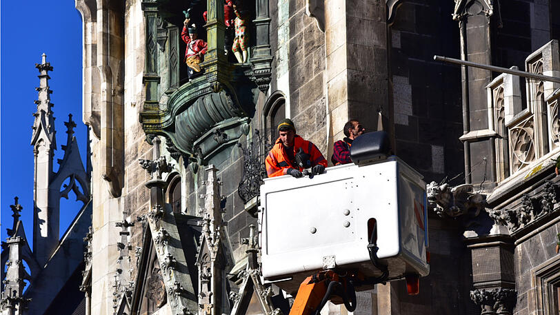 Bilder vom Christbaum-Aufbau am Marienplatz: Seit Montagmorgen steht die 30-Meter-Fichte im Herzen der Stadt.
