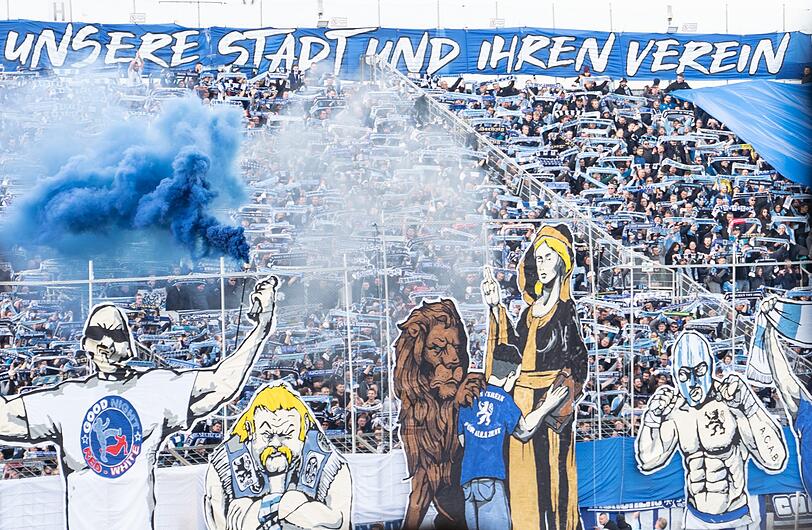 Die Löwen-Fans sorgten mit einer beeindruckenden Choreografie für einen würdigen Derby-Rahmen.