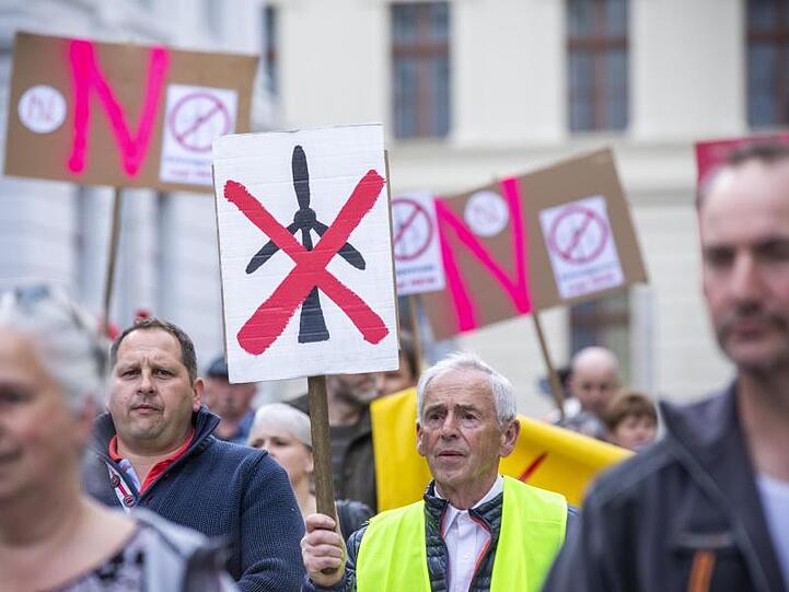 Mehrere hundert Einwohner protestieren in Schwerin gegen den weiteren Ausbau der Windkraft.