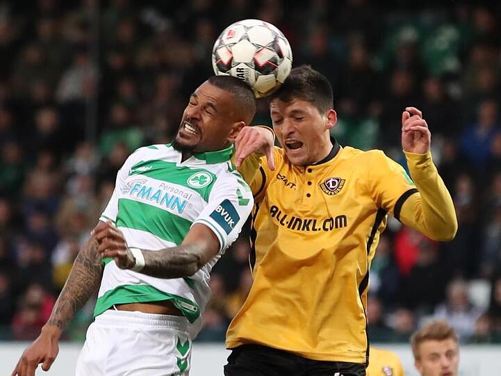 Der Fürther Daniel Keita-Ruel (l) kämpft mit Jannis Nikolaou von Dynamo Dresden um den Ball. Foto: Daniel Karmann