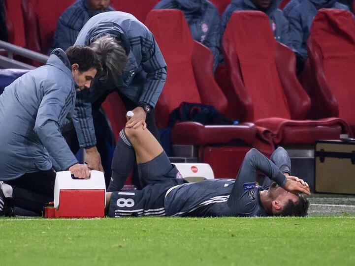 Leon Goretzka vom FC Bayern München liegt verletzt auf dem Spielfeld. Foto: Sven Hoppe/Archiv