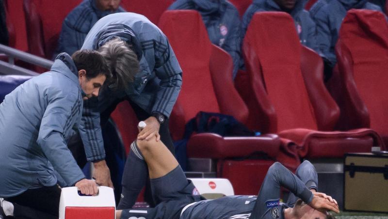 Leon Goretzka vom FC Bayern München liegt verletzt auf dem Spielfeld. Foto: Sven Hoppe/Archiv Leon Goretzka vom FC Bayern München liegt verletzt auf dem Spielfeld. Foto: Sven Hoppe/Archiv