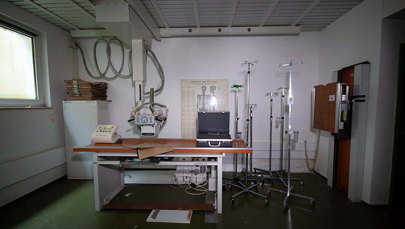 Arztzimmer mit Röntgengerät und Infusionsständer: Die Fotos sind 2014 entstanden. Arztzimmer mit Röntgengerät und Infusionsständer: Die Fotos sind 2014 entstanden.