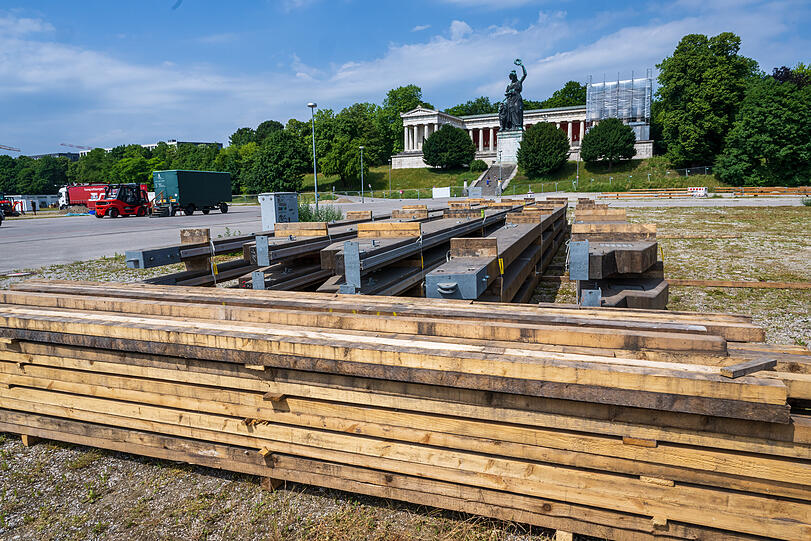 Diverse Balken und Planken eines Bierzeltes liegen zu Beginn des offiziellen Start zum Oktoberfest-Aufbau auf dem Boden des eingezäunten Wiesn-Gelände unterhalb der Bavaria.