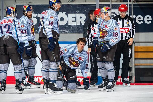 Hart im Nehmen: Lutz (M.) nach einem Bandencheck. Hart im Nehmen: Lutz (M.) nach einem Bandencheck.