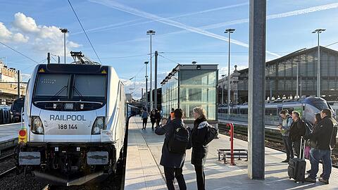 Gro&szlig;er Bahnhof f&uuml;r den neuen Zug bei der ersten Fahrt im Gare du Nord.