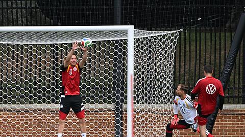 Im Training ist Nagelsmann auch f&uuml;r einen Spa&szlig; zu haben und packt als Torwart zu.