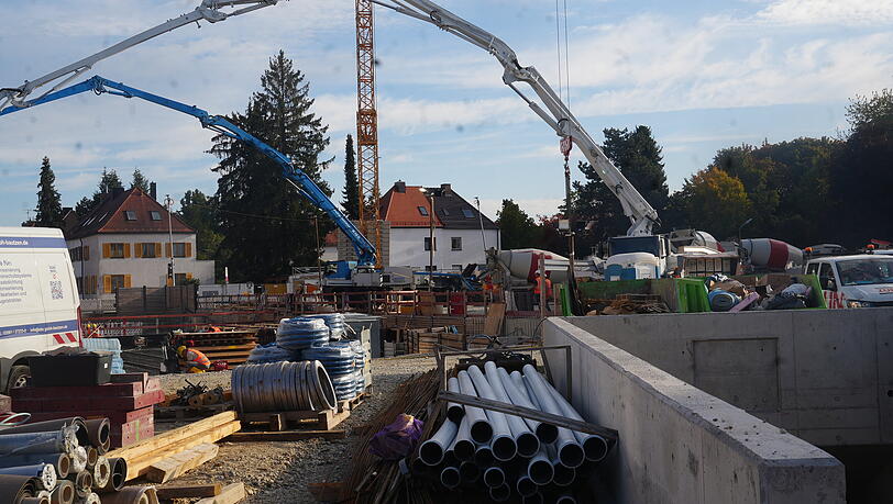 Im Münchner Westen wird die U5 verlängert – zuerst bis Pasing, später soll es weiter nach Freiham gehen. Hier ist die Baustelle für den neuen Bahnhof Am Knie zu sehen. Im Münchner Westen wird die U5 verlängert – zuerst bis Pasing, später soll es weiter nach Freiham gehen. Hier ist die Baustelle für den neuen Bahnhof Am Knie zu sehen.