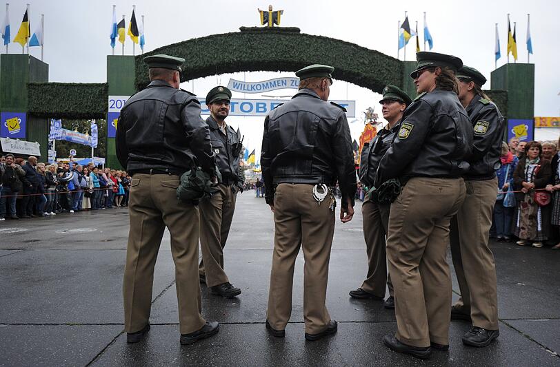 Am Haupteingang zum Oktoberfest sieht die Polizei nach dem Rechten.