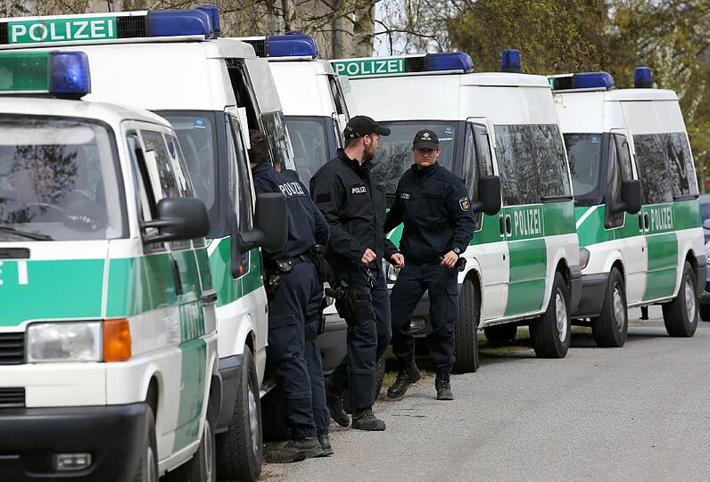 Gewaltverbrechen in Mecklenburg-Vorpommern: Eine Frauenleichen hat die Polizei im Beton gefunden.