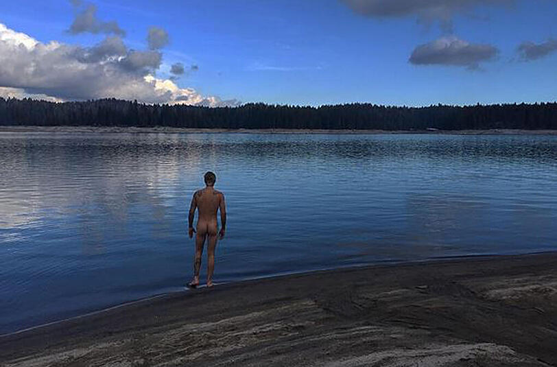 Auch Sänger Justin Bieber macht bei dem aktuellen Trend #nakedinnature mit und entblößt sich vor einem See.