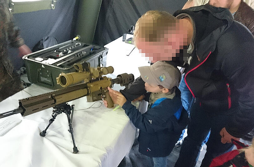 Am Tag der Bundeswehr ließen die Soldaten kleine Kinder mit Waffen hantieren.