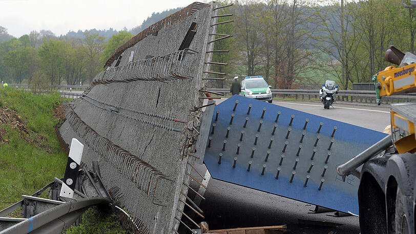 Der verunglückte Schwertransporter liegt am Mittwochvormittag auf der Bundesstraße 300 bei Aichach. Die Bilder.
