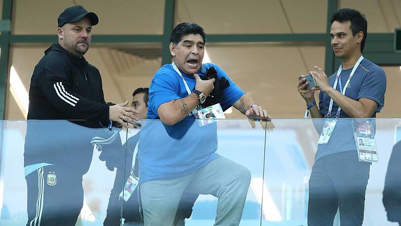 Diego Maradona leidet auf der Tribüne mit.