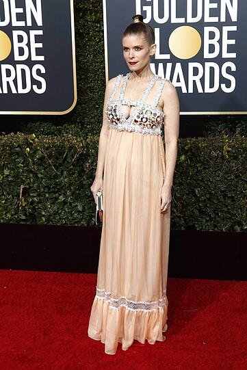 Flop: Das Miu-Miu-Kleid von Kate Mara wirkt wie eine etwas verunglückte Kombination aus Vamp und Negligee. Noch dazu wirft es eine Frage auf: Blitzt da etwa ein kleiner Babybauch?