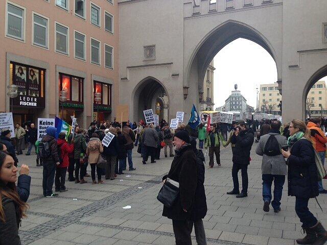 Rund 2500 Demonstranten protestieren gegen die Münchner Sicherheitskonferenz.
