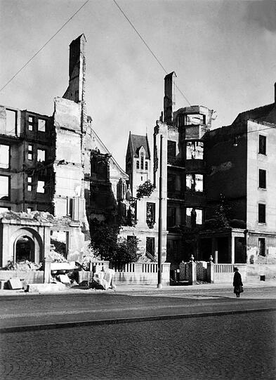 1951: Kriegsruinen der Leopoldstraße 104 und 106. Die dahinter liegende Erlöserkirche, ein Jugendstil-Juwel, bleibt zum Glück verschont.