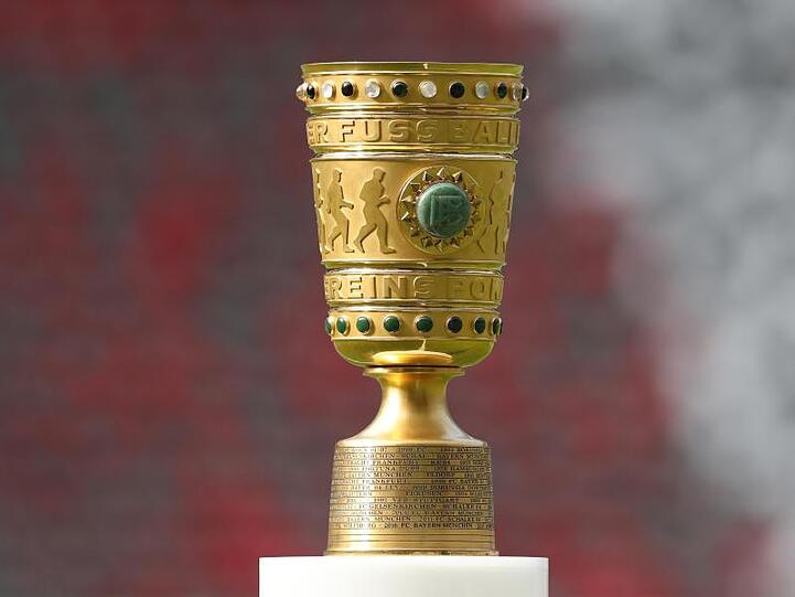 Die Pokaltrophäe steht vor dem Spiel im Stadion. Foto: Jan Woitas/zb/dpa/Archivbild