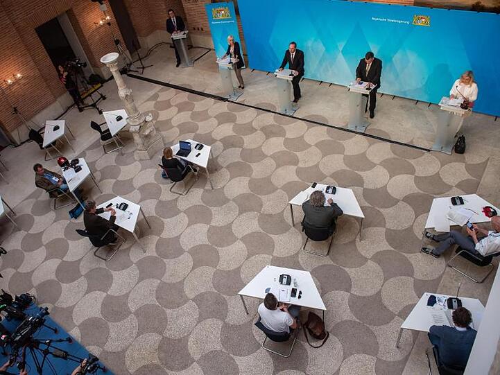 Pressekonferenz nach der Kabinettssitzung. Foto: Peter Kneffel/dpa