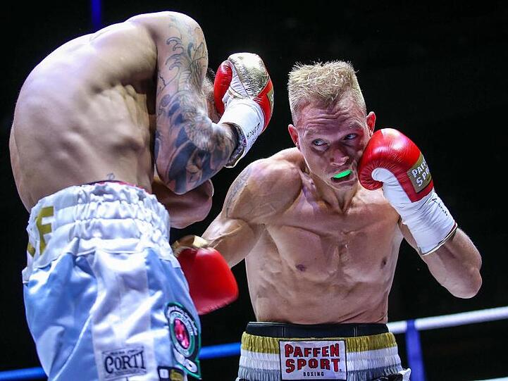 Rico Müller (r) beim Fight gegen Jeremias Ponce.
