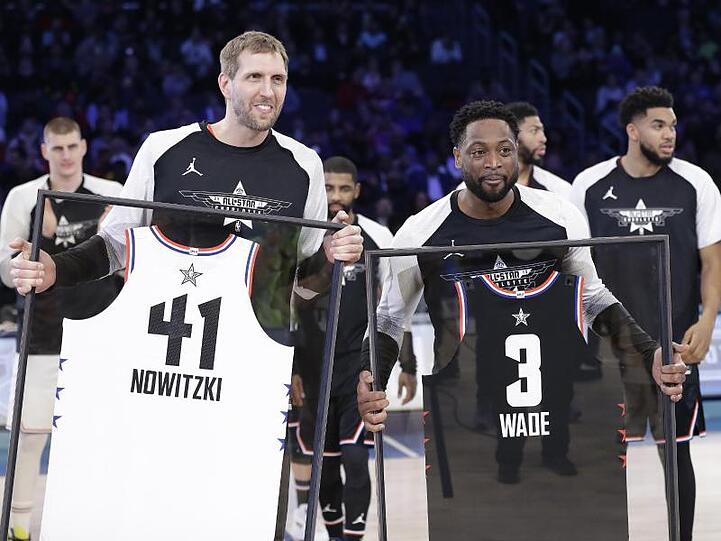 Dirk Nowitzki (l) und Dwayne Wade wurden beim All-Star-Spiel geehrt.