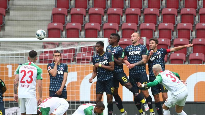 FC Augsburgs Philipp Max schießt den Freistoß über die Mauer aufs Tor. FC Augsburgs Philipp Max schießt den Freistoß über die Mauer aufs Tor.