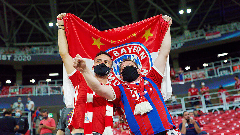 Ungewohntes Bild 1: Zum ersten mal seit Ausbruch der Corona-Krise waren bei einem Spiel des FC Bayern wieder Fans wieder im Stadion. Ungewohntes Bild 1: Zum ersten mal seit Ausbruch der Corona-Krise waren bei einem Spiel des FC Bayern wieder Fans wieder im Stadion.