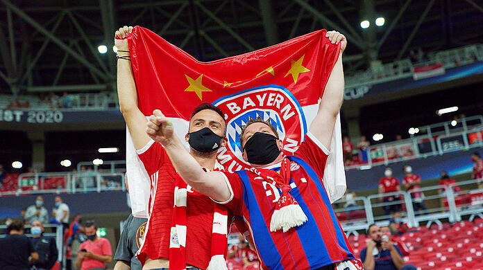 Die Fans des FC Bayern: Manch einer klaut als Glücksbringer halt einen Lutscher. (Archivbild)