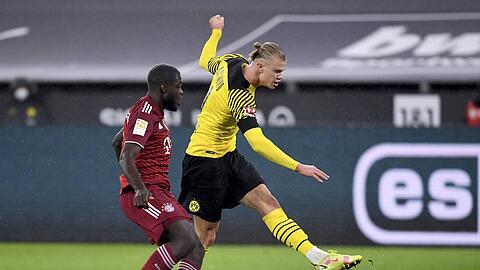 Eine Naturgewalt wie Erling Haaland (r.) ist nur schwer zu stoppen - und dennoch sieht Bayerns Abwehrchef Dayot Upamecano nicht gut aus.