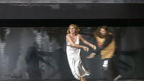 Jacqueline Wagner als Elsa von Brabant liebend verfolgt von Eric Cutler als Lohengrin.