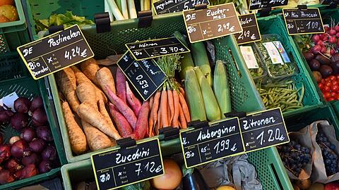Regionales Bio-Gemüse wird in einem Laden verkauft.