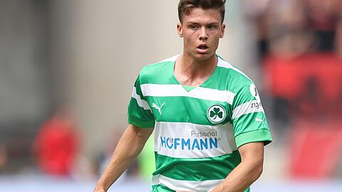 Der Fürther Sidney Raebiger spielt den Ball.