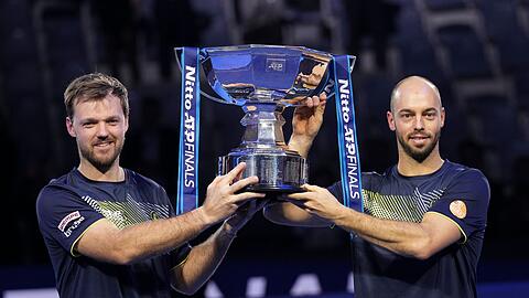 Das hat noch nie ein deutsches Doppel geschafft: Kevin Krawietz (l) und Tim Pütz (r) gewinnen das Saisonfinale.