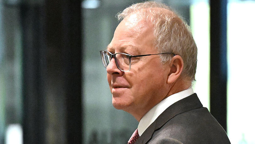 Im Prozess gegen den österreichischen Investor René Benko hat Insolvenzverwalter Andreas Grabenweger das Benko-Vermögen auf dem sogenannten Masse-Konto auf 900.000 Euro beziffert. Die anerkannten Forderungen der Gläubiger lägen demgegenüber bei rund 45 Millionen Euro. Im Prozess gegen den österreichischen Investor René Benko hat Insolvenzverwalter Andreas Grabenweger das Benko-Vermögen auf dem sogenannten Masse-Konto auf 900.000 Euro beziffert. Die anerkannten Forderungen der Gläubiger lägen demgegenüber bei rund 45 Millionen Euro.